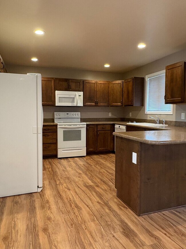 Foto del edificio - Well maintained 2 B 1 Bath West End Townhome