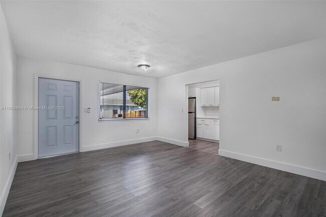 Foto del edificio - 7600 Pembroke Rd