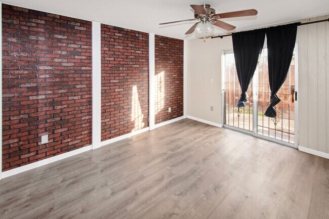 Foto del edificio - Long Term unfurnished rental!