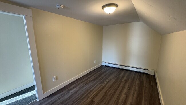 Foto del edificio - 4 Bed, 1 Bath, plus Bonus Room in Rochester!