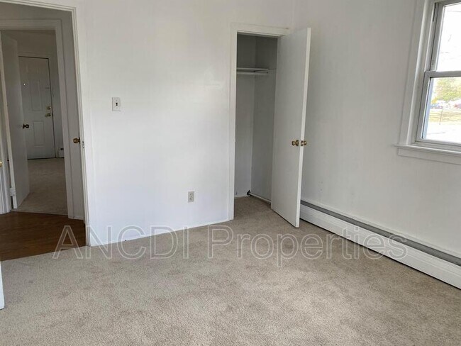 Foto del edificio - 635 Stone Rd