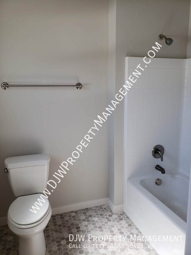 Foto del edificio - 324 E 3rd St