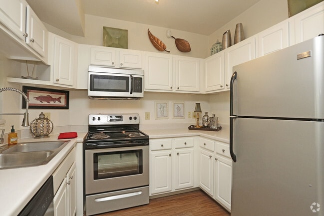1BR, 1BA - 692 SF - Kitchen - Crown Woods & Village at Crown Woods