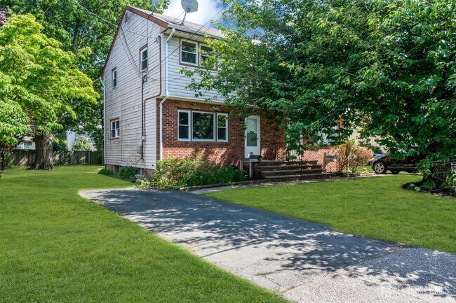 Foto del edificio - 368-70-370 Voorhees Ave