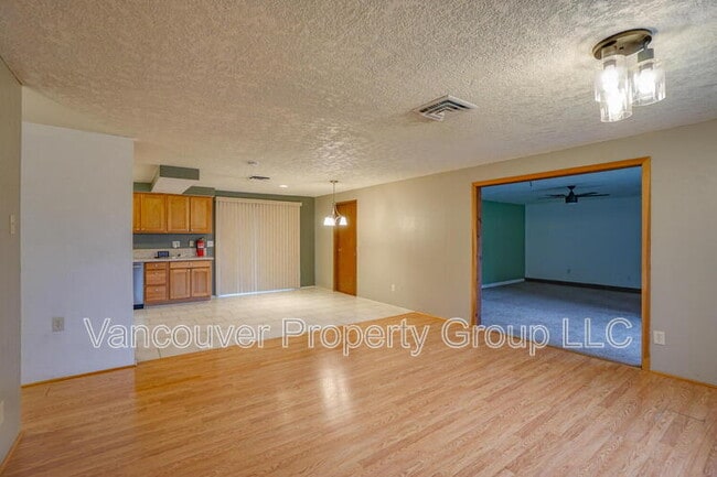 Foto del edificio - 403 NE 123rd Ave