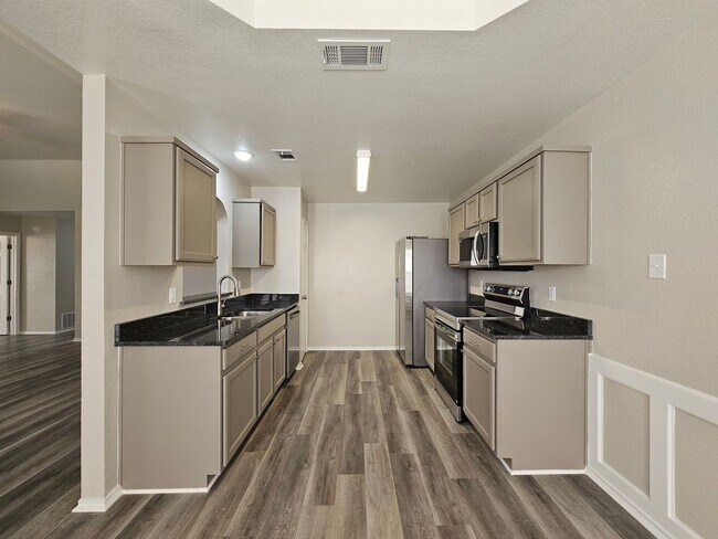 Foto del edificio - AVAILABLE NOW!