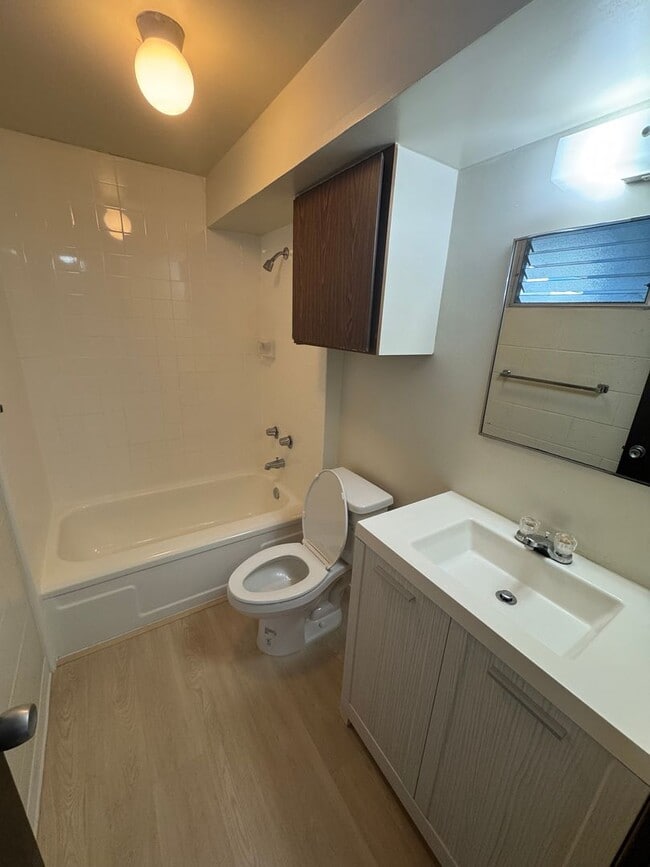 Building Photo - Clean Updated Studio with Lanai, covered p...