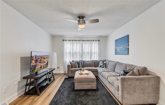 Building Photo - 3811 Edgepark Dr