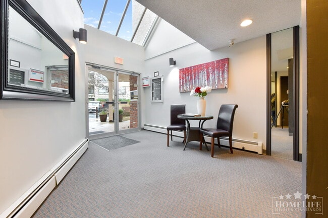 Photo du bâtiment - Newly Renovated 1 Bed 1 Bath Condo in the Heart of White Rock