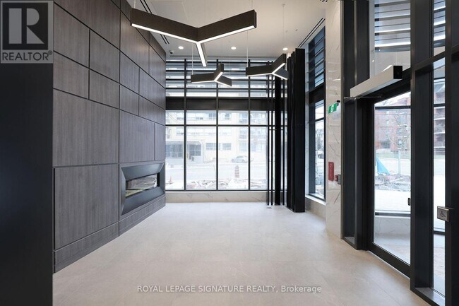 Photo du bâtiment - 2525-2525 Bathurst St