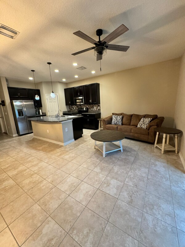 Foto del edificio - 6980 Holly Heath Dr