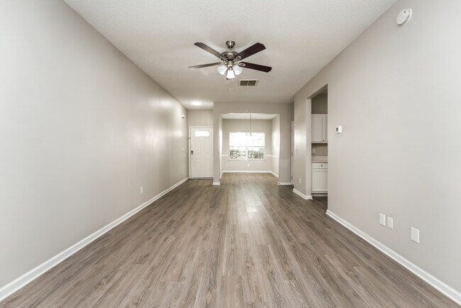 Foto del edificio - 7752 Newbury Dr