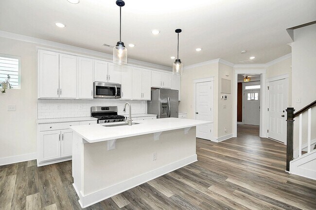 Building Photo - READY NOW! Luxury 3-bedroom plus loft TOWN...