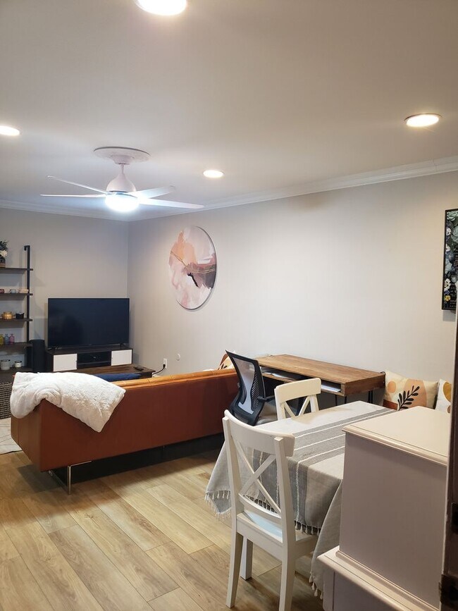 Foto del edificio - Stylishly Updated 2BR Townhome Near City Park Denver
