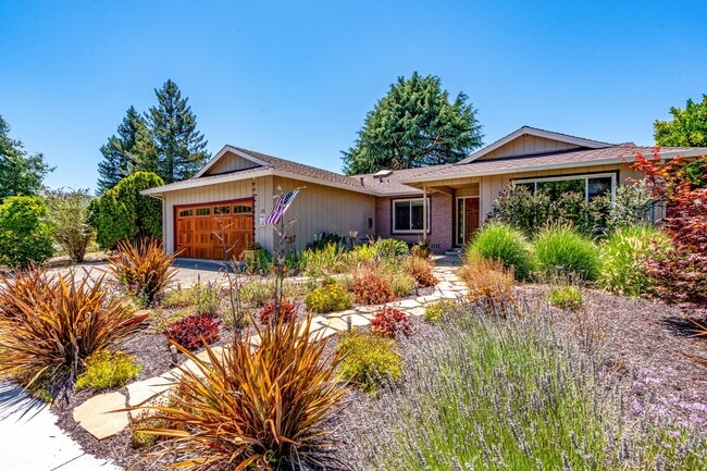 Building Photo - 113 Sherwood Dr