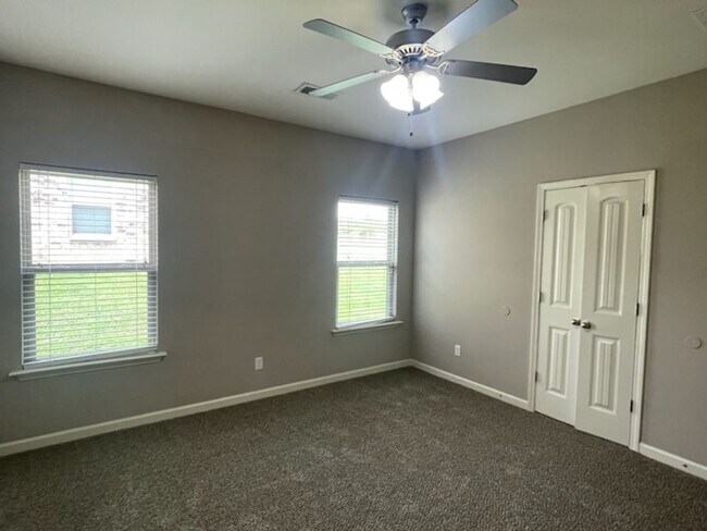 Foto del edificio - BRAND NEW 4 BEDROOM HOME IN BETHEL PARK!!