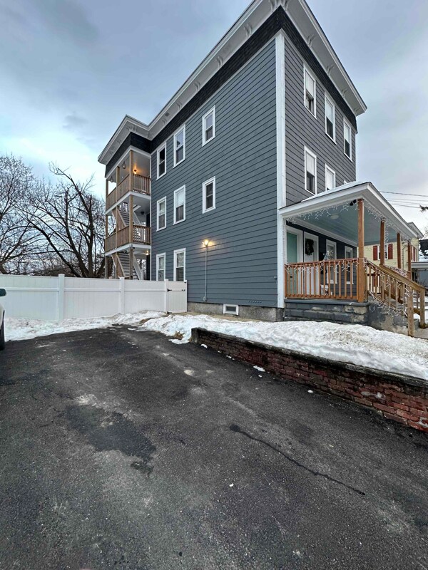 Primary Photo - 348 Rollstone St