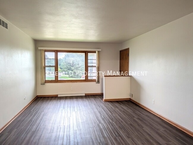 Building Photo - 562 N Mulford Rd