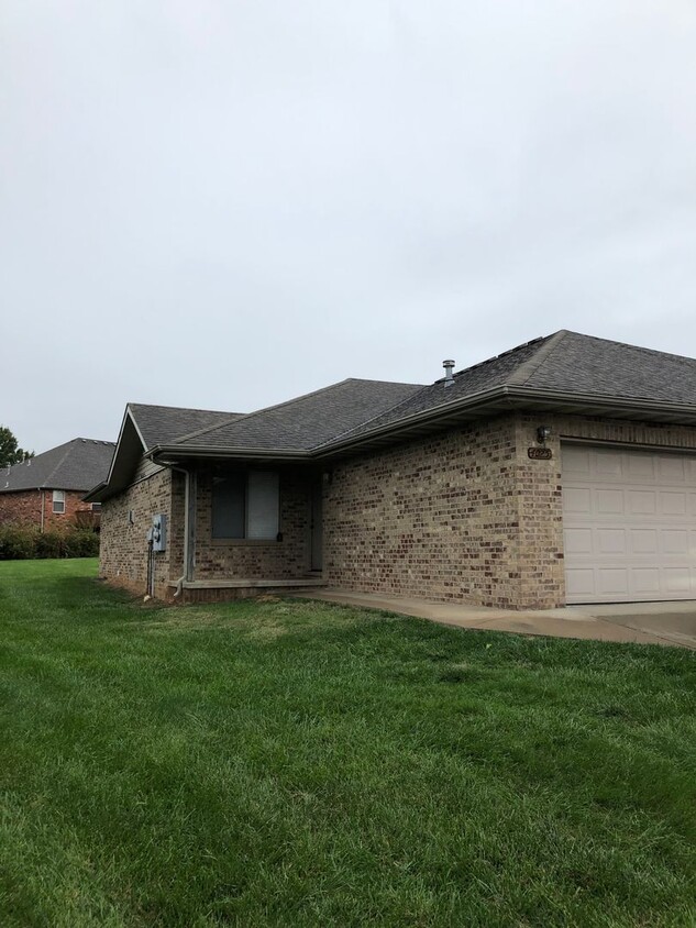 Primary Photo - 2 bedroom, 2 bathroom, 2 car garage duplex
