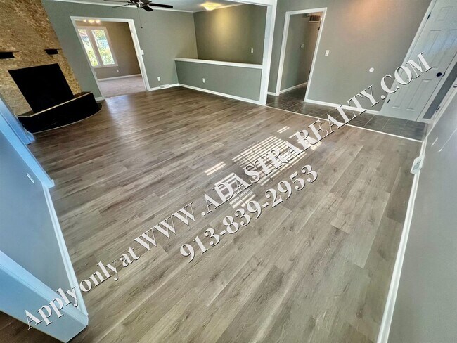 Building Photo - Great 3 Bed 2.5 Bath Raised Ranch in Shawn...