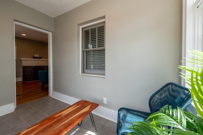 Building Photo - 722 Marquette Ave NW