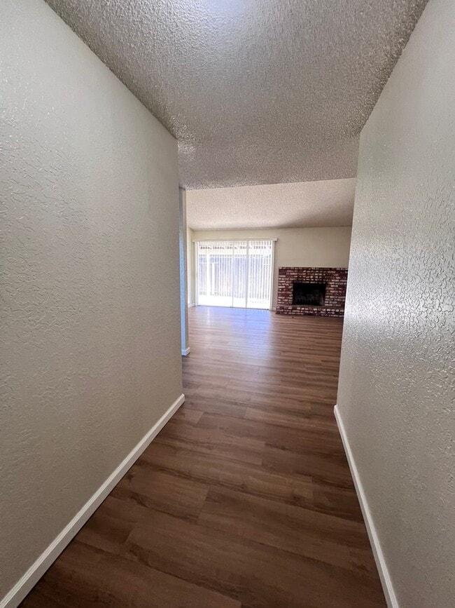 Foto del edificio - Pretty 3 bedroom 2 bath home in Modesto