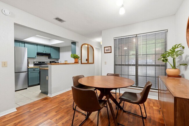Foto del edificio - Rockwood Villa 2 bedroom 2 1/2 bath condo