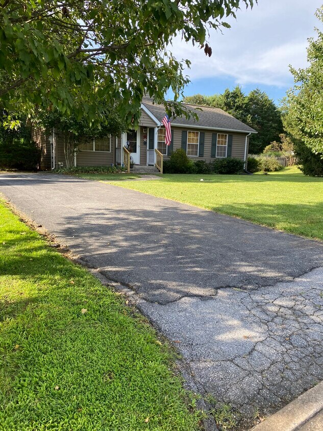 Primary Photo - 516 Lewis St