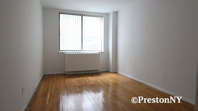 Building Photo - 221 E 21st St