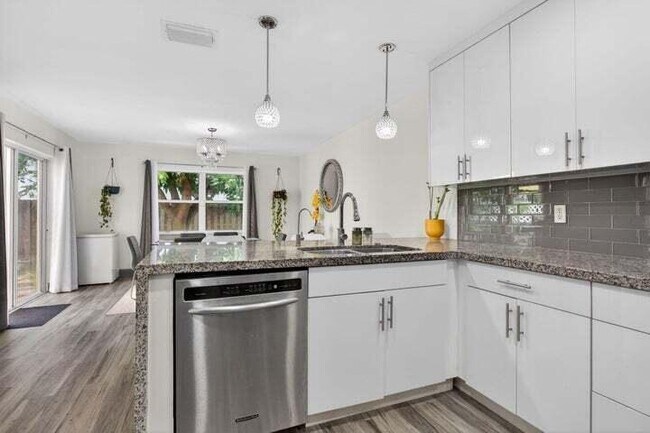 Building Photo - 4131 Eastridge Cir