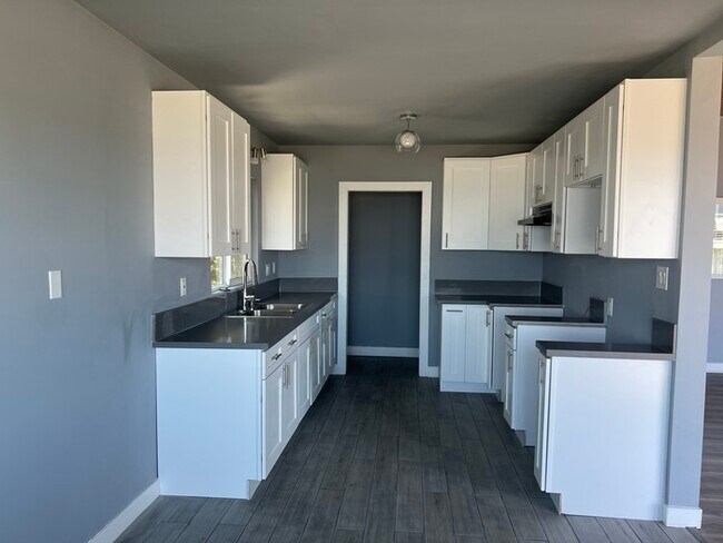 Building Photo - Costal Living, 2 Bedroom 2 Bathrooms in Sa...