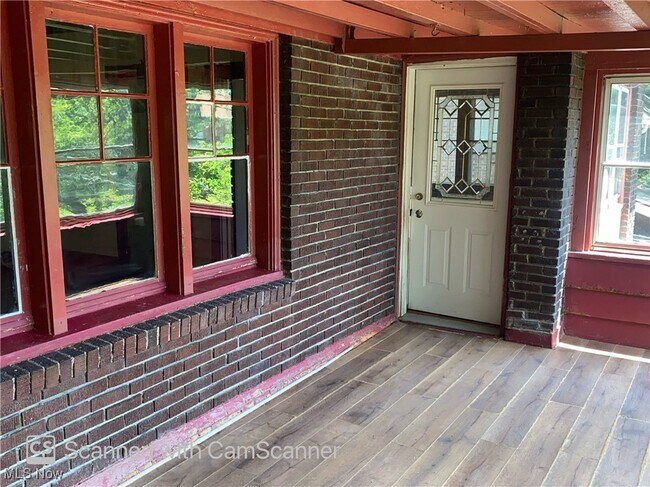 Building Photo - 280 Fairgreen Ave