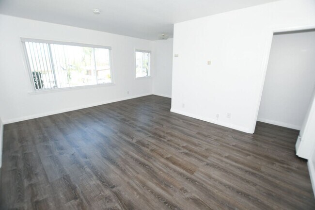 Building Photo - Remodeled 2Bed/1Bath Duplex in Old Town Ca...