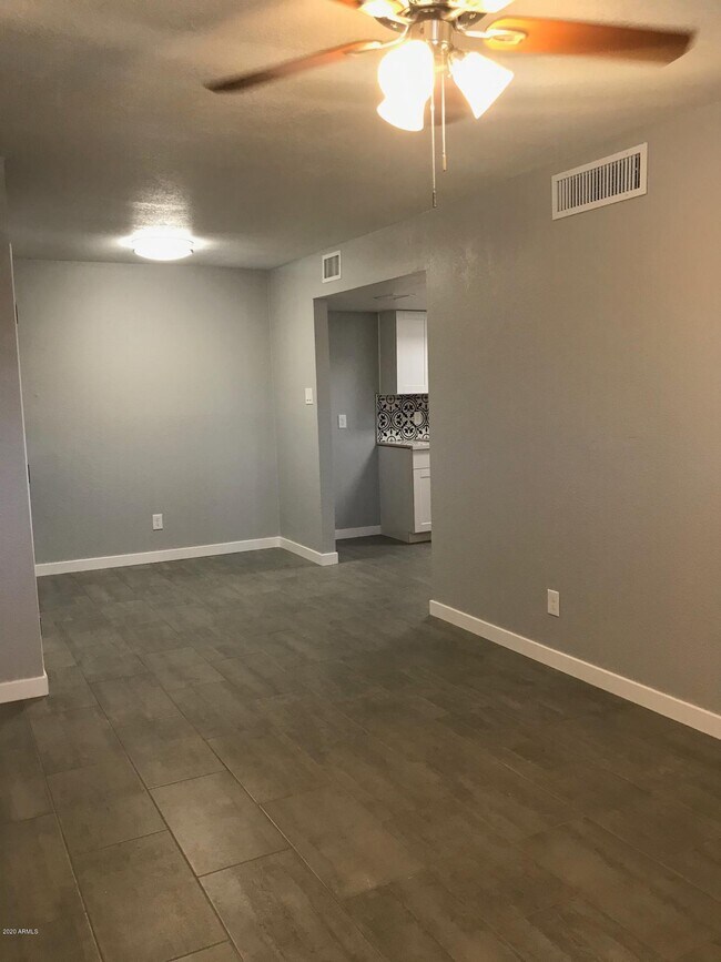 Foto del edificio - 9618 N 5th St