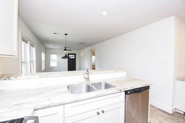 Building Photo - 413 W 10th St