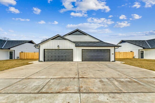 Foto del edificio - Updated Town Home with 2 Car Garage - Pets...