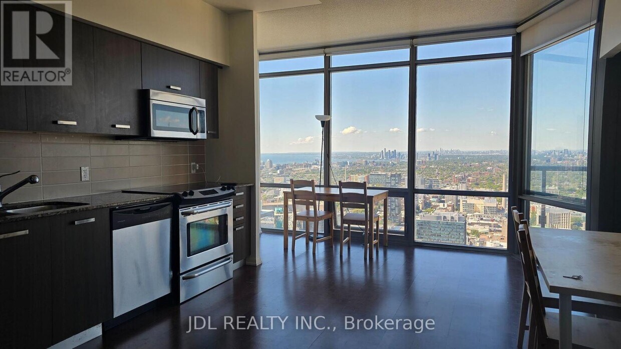 Photo principale - 832-4832 Bay St.
