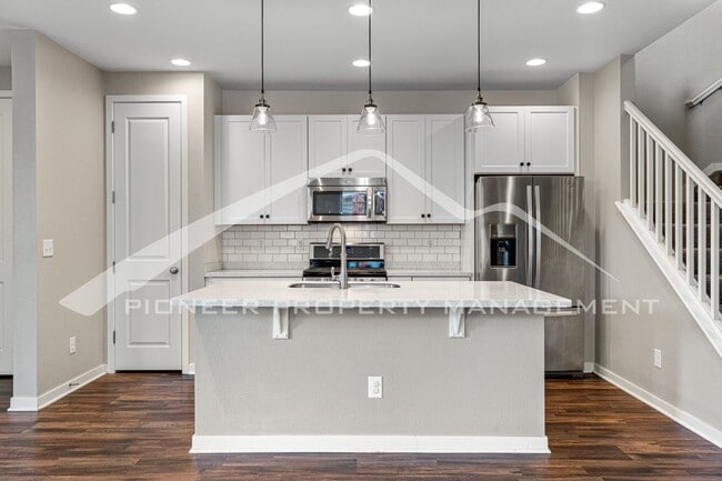 Building Photo - Spacious Home with Central AC and Washer/D...
