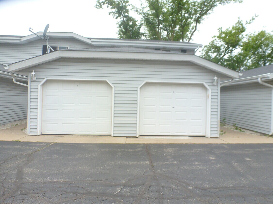 Garage - 1321 W Wisconsin Ave