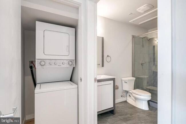 Building Photo - 412 S 13th St