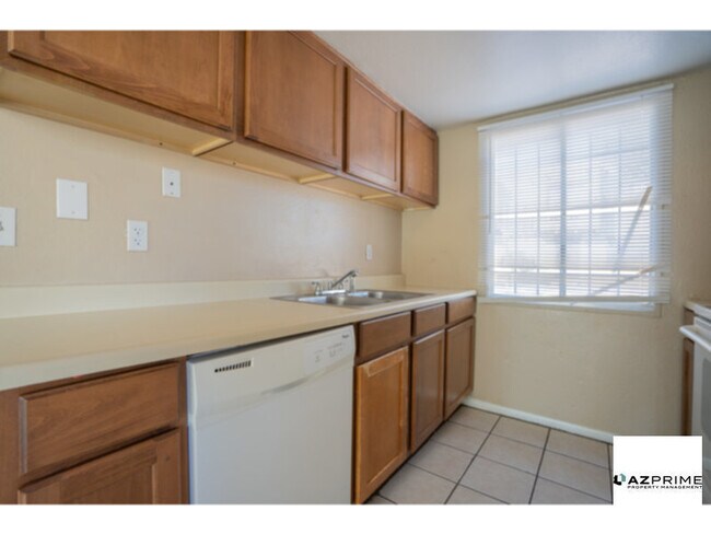 Building Photo - Welcome to this Well-maintained 2/1 Phoeni...