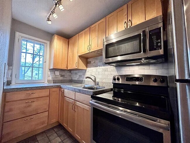 Foto del edificio - Beautiful 2 Bedroom-2 Bath Condo- Close to...