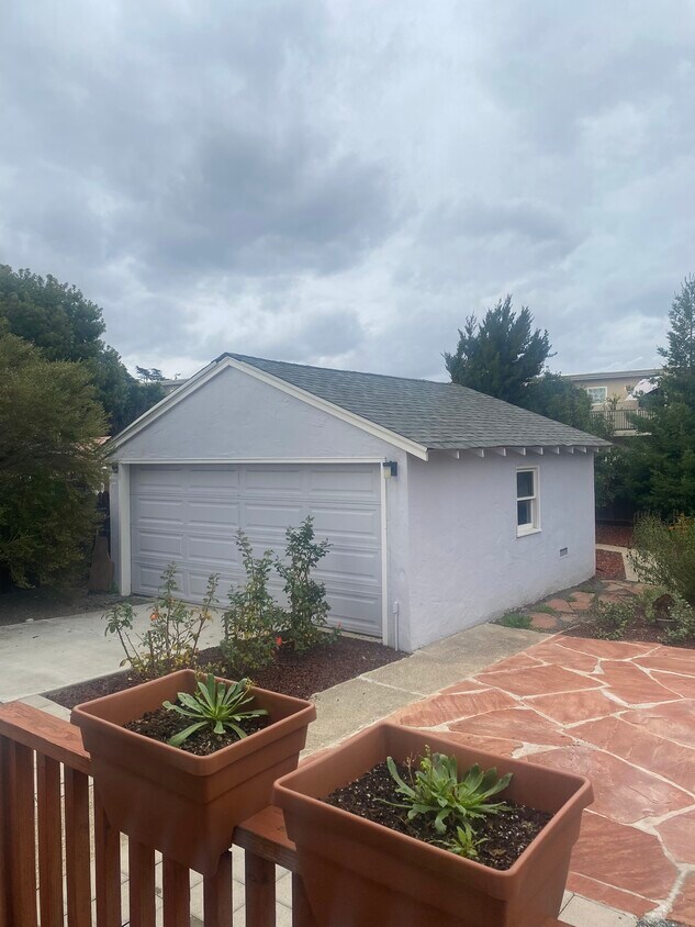 Building Photo - 123 E Rosemary Ln