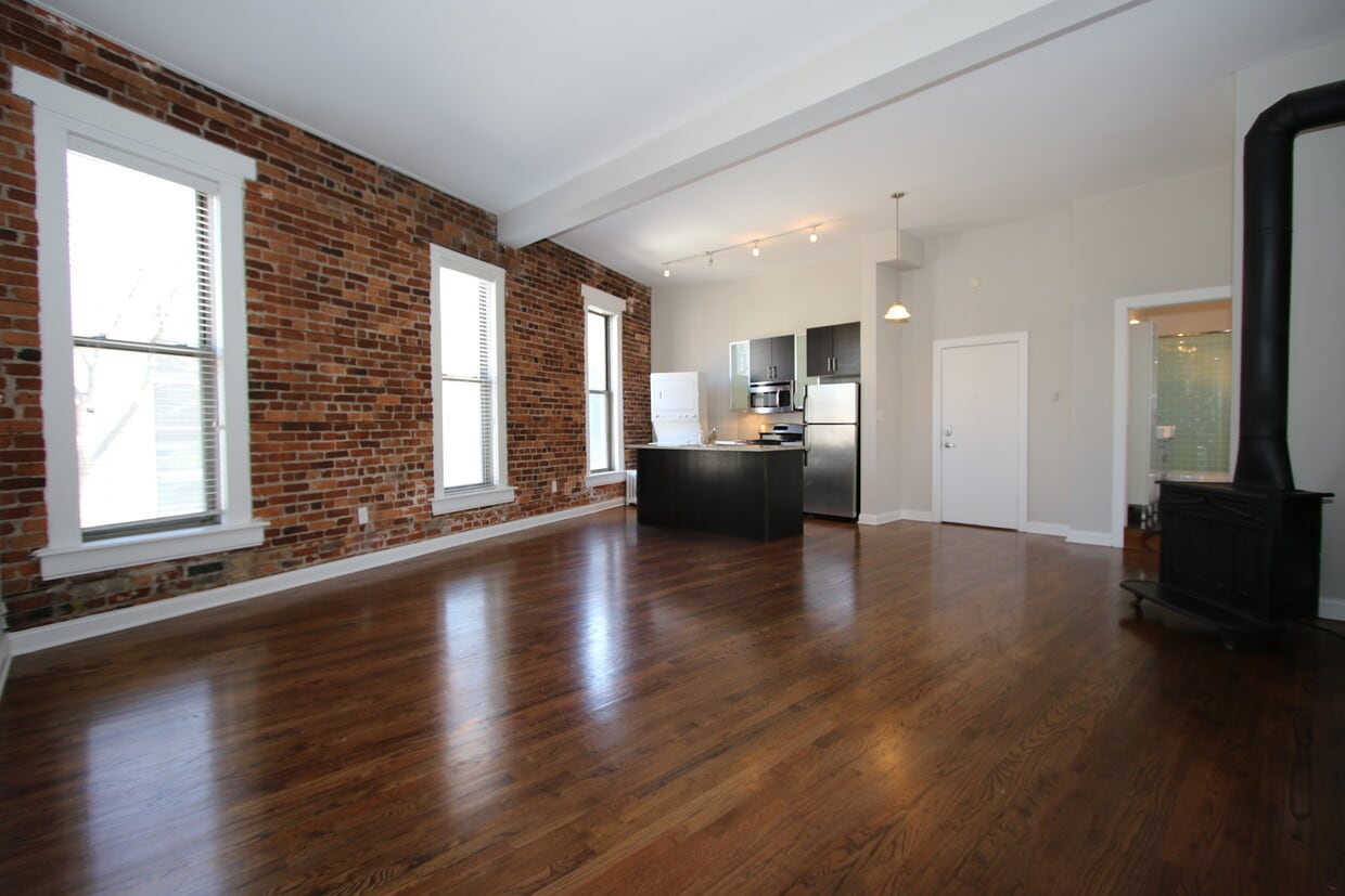 Primary Photo - 2220 N Clark St