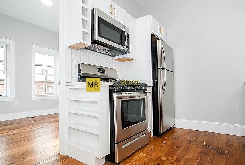 Primary Photo - 140 Chelsea St