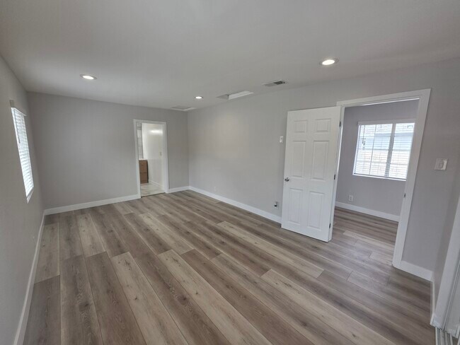Building Photo - 10303 Arminta St