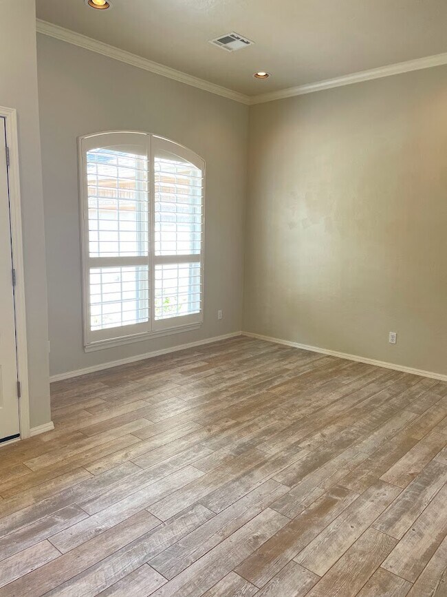 Building Photo - 404 Kenwick Ct