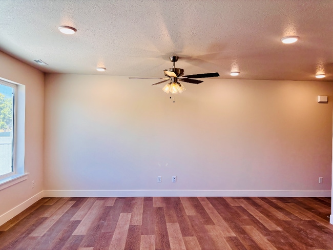 Building Photo - 655 S 85 E
