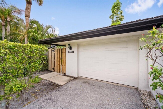 Building Photo - 11876 Pebblewood Dr