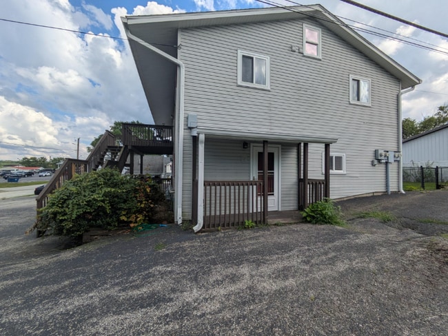 Building Photo - 209 W Oak St